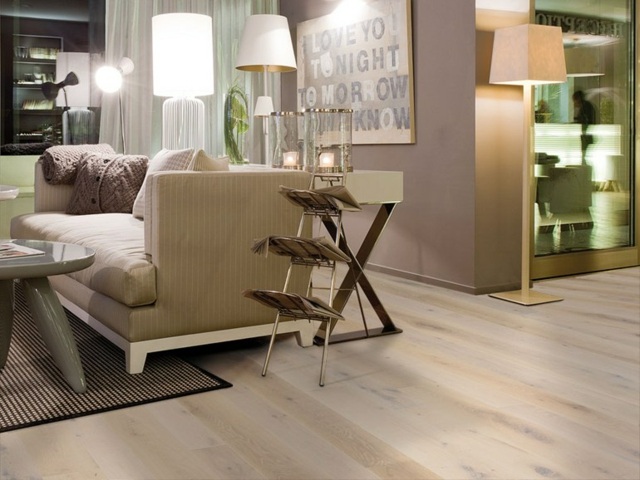 helles Eichenholz Sofa Zweisitzer Beistelltisch Wandgestaltung