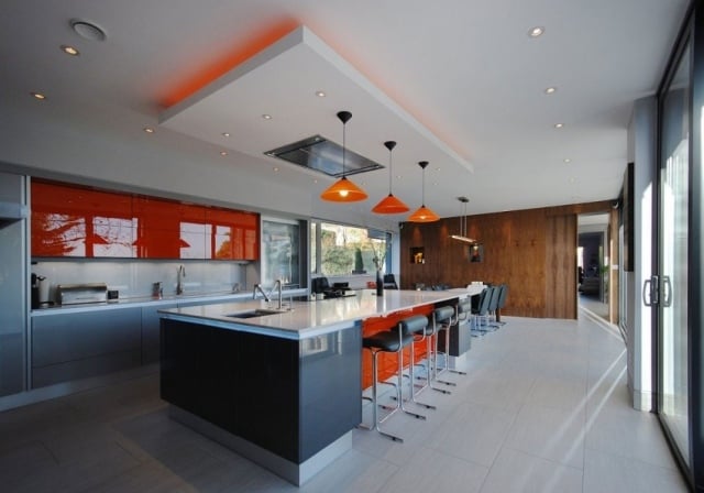 innendesign abgehängte Decke-Barstühle Lichteffekte Küchenfronten 