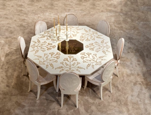 achtreckiger Tisch acht Stühle Esszimmer Verzierungen Ornamente
