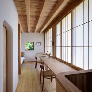 architektenhaus-japan-traditionelle-einrichtung-echtholz-decke-boden-moebel