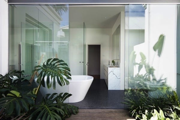 badewanne weiß-keramik badezimmer-holzbelag begrünte terrasse