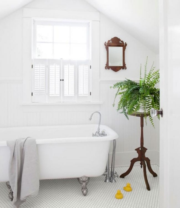 badezimmer freistehende-badewanne metallfüße topfpflanzen-rustikal spiegelrahmen