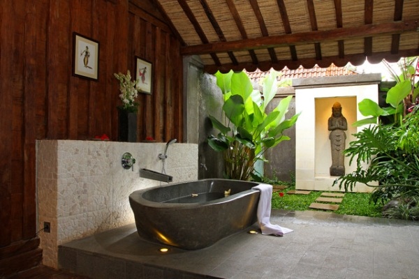 badezimmer im garten-gestalten naturstein wanne exotische pflanzenwelt 