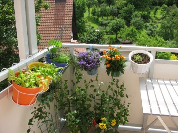 outdoor deko ideen blumentöpfe-pflanzen gestaltung-balkon