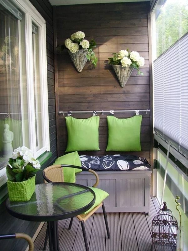balkon enge fläche-deko mit pflanzen grüne kissen sitzbank