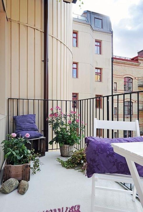 balkon mit aussicht gestalten-ideen dekokissen weiß stuhl