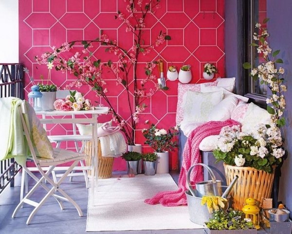 balkon gestalten-wand-pink Gartenstuhl-weiß wetterfeste Wohntextilien