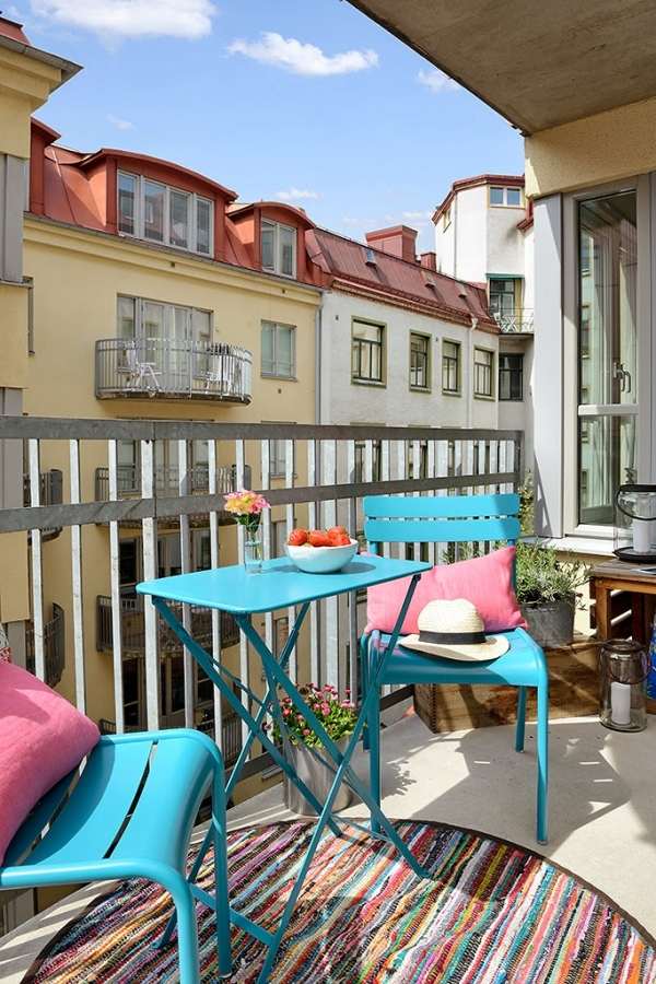 balkon möbel bunt auffrischen-blau pink-kissen teppich 