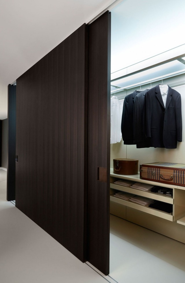 begehbarer kleiderschrank-mit schiebetüren dunkel Holzton  Decoma-design