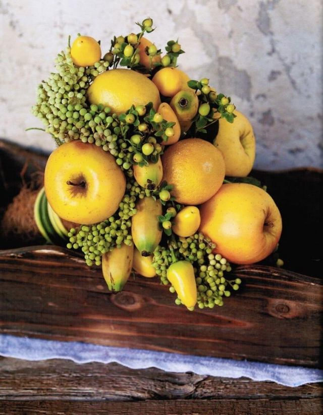 blumenstrauß früchte bananen zitronen beeren gelb
