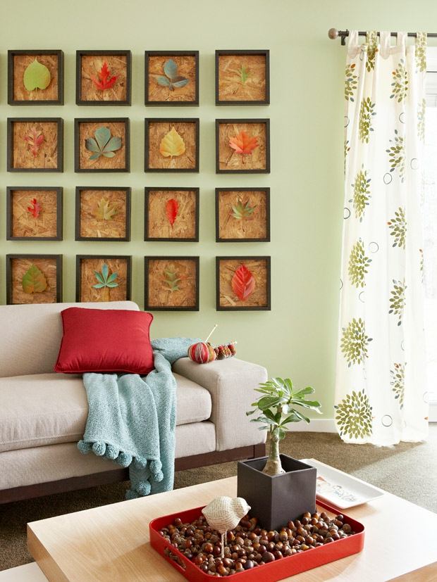 Wanddeko grüne Wand Bilderrahmen goldene Baumblätter