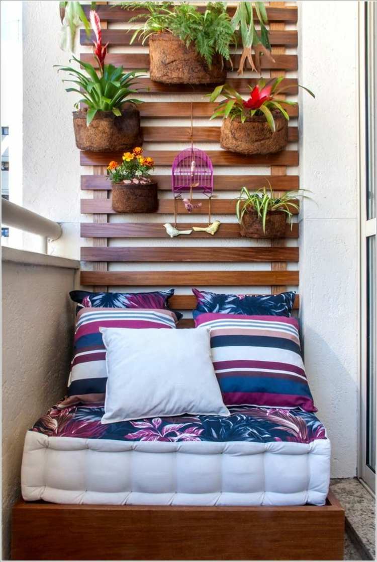 deko für kleinen balkon sitzecke-sitzkissen-vertikal-garten