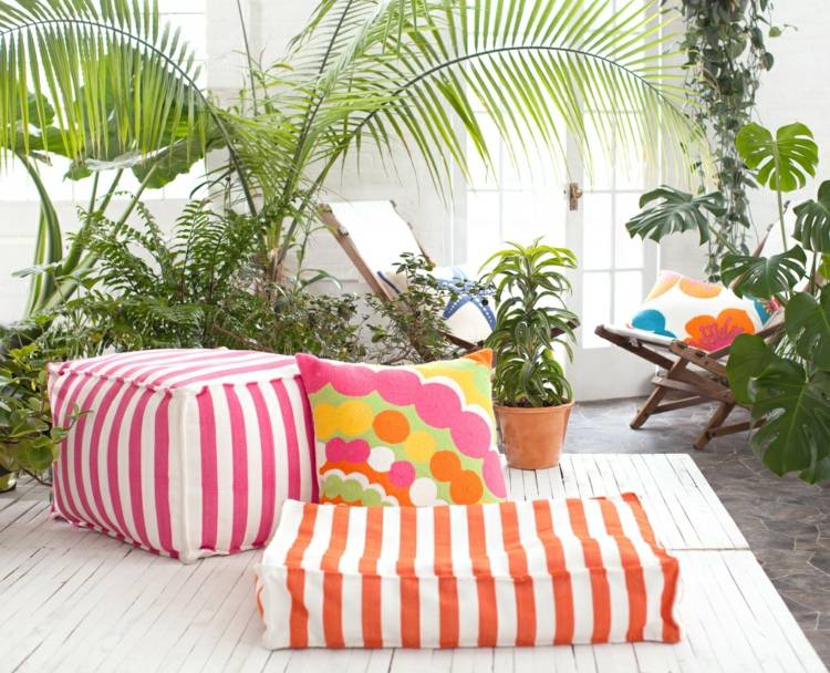 deko idee für die terrasse sitzpoufs-fruehling-farben