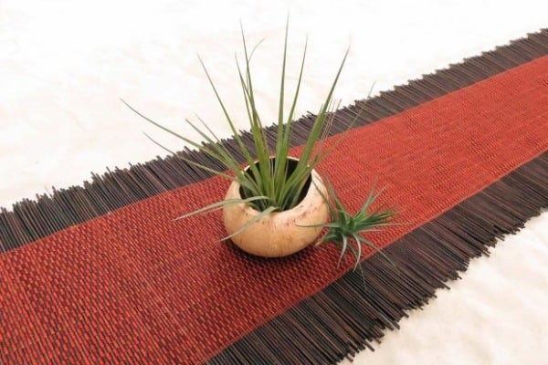 Deko-Ideen mit Tillandsien vase kokosschale tischlaufer