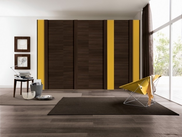 dunkel nussbaumholz-schrank gelbe kante-senkrecht wohnzimmermöbel ideen