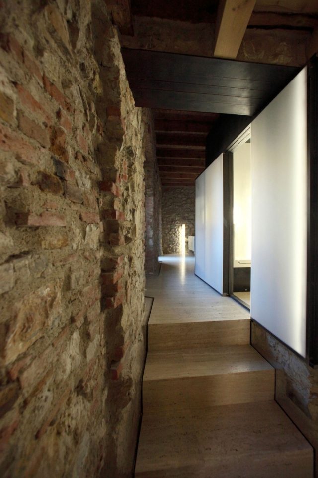 e+m-Design Appartement Wohnzimmer-Wände rustikal stein ziegel-verkleidung