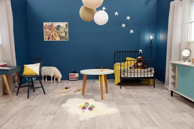 Einrichtungsideen für Kinderzimmer dunkelblaue-wandfarbe-heller-holzboden