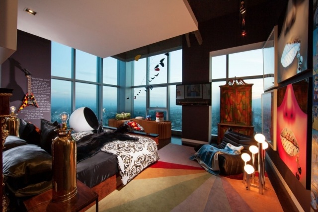 eklektisches schlafzimmer bunter teppich raumhohe verglasung