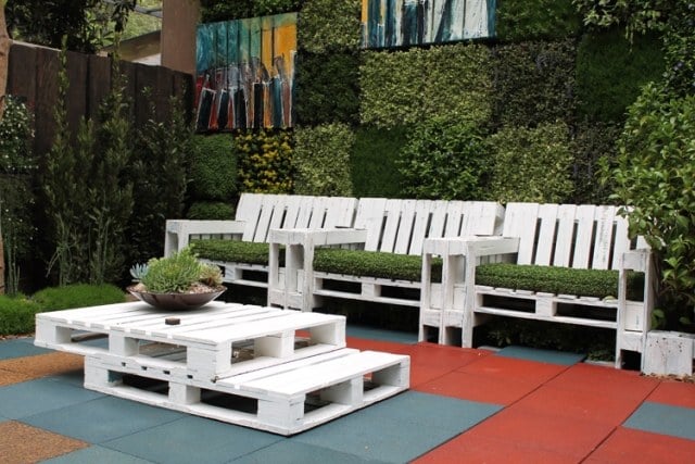 europaletten möbel ideen outdoor terrasse weiß begrünt