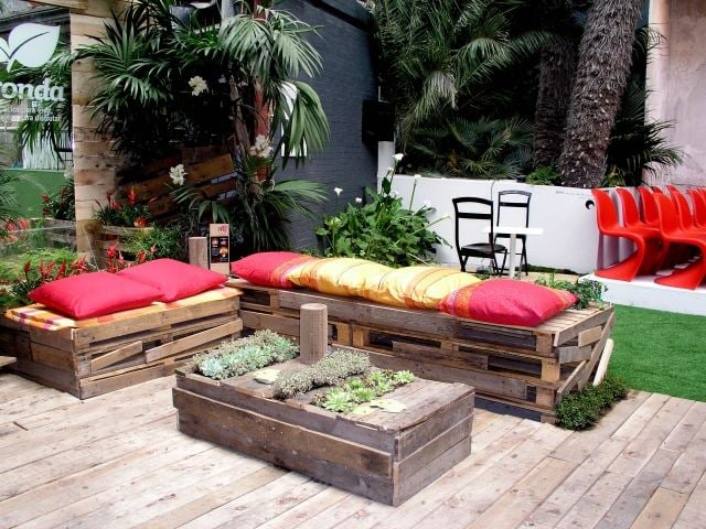 europaletten terrassenmöbel sofa tisch bepflanzt