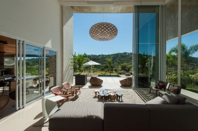 exotische villa wohnzimmer sitzbereich hängelampe design falttür zugang zum garten