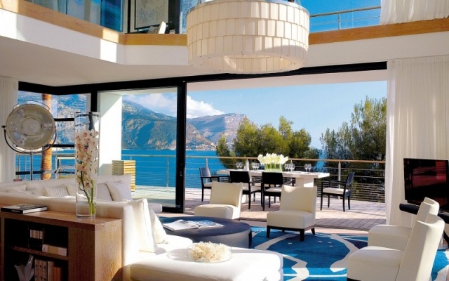 villa-wohnzimmer wohnideen exotisches flair gestaltung-hohe decke-niedrige sessel-weiß 