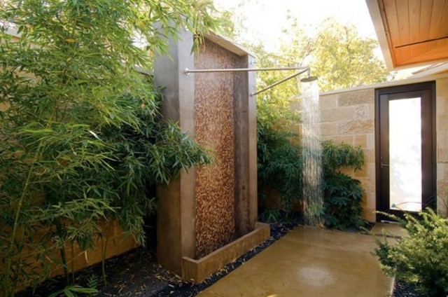 exotischer Garten gestalten Dusche Kleingarten Sichtschutz Gestaltung Steinmauer