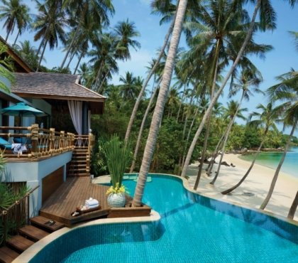ferienhauser-pool-palmen-holz-terrasse-integriert-exotisches-design-Dupli-Casa
