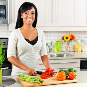 fettverbrennung-anregen-kochen-hilft-kilos-reduzieren-lächelnd