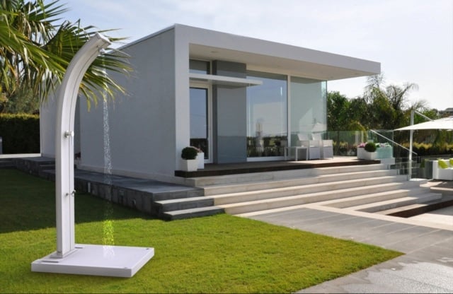Gartendusche-weiß Haus Eingang Sonnenschutz Rasenfläche