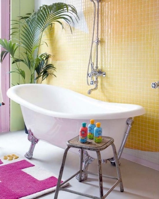 freistehende badewanne-beistelltisch eklektisch mosaik-wandfliesen gelb pink