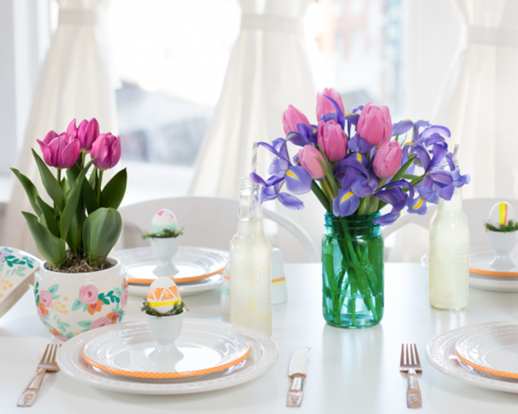 frühlingsdeko für den tisch fruehlingsblumen-tulpen-rosa-schwertlilie