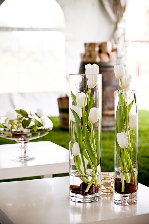 schmuck tisch weiße-tulpen Glasvase dekoideen