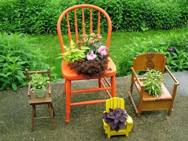 garten dekoideen alte stühle-umfunktionieren bunte pflanzen
