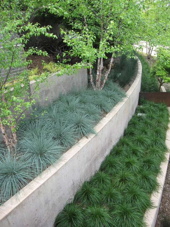 Garten am Hang gestalten modern ideen beton stützmauer gräser