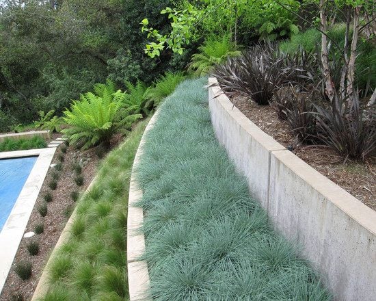 Garten am Hang gestalten pool ideen bepflanzung modern beton absichern