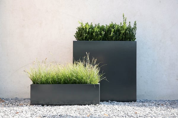 garten landschaft design pflanzkübel grau ziergräser deko