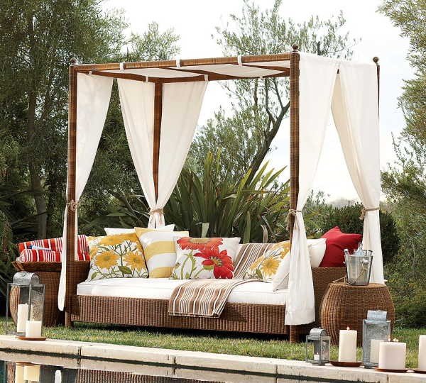 gartenmöbel terrasse einrichten lounge möbel weiß-himmelbett dekokissen 