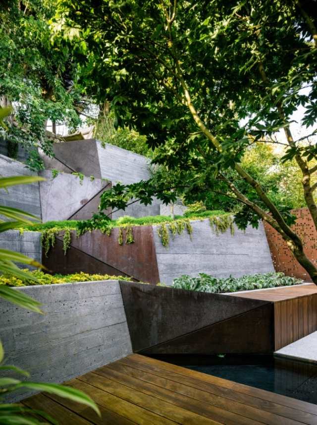 moderne Gartengestaltung hanglage beton stützmauer metall modern