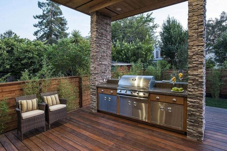 gartengestaltung-terrasse-grillen-holz-boden-naturstein-dekor-edelstahl-outdoor-kueche