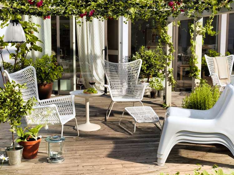 Gartenmöbel für die Terrasse -waehlen-modern-design-weiss-geflecht-holzdielen