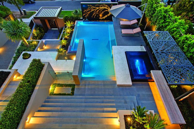 Gartenmöbel für die Terrasse -waehlen-modern-infinity-pool-beleuchtung