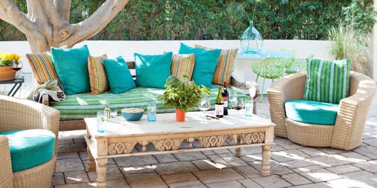Gartenmöbel für die Terrasse -waehlen--tuerkis-farbe-kissen-mediterran