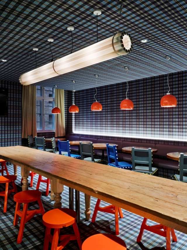 generator london hostel neuen look restaurant kariertes muster esstisch orange