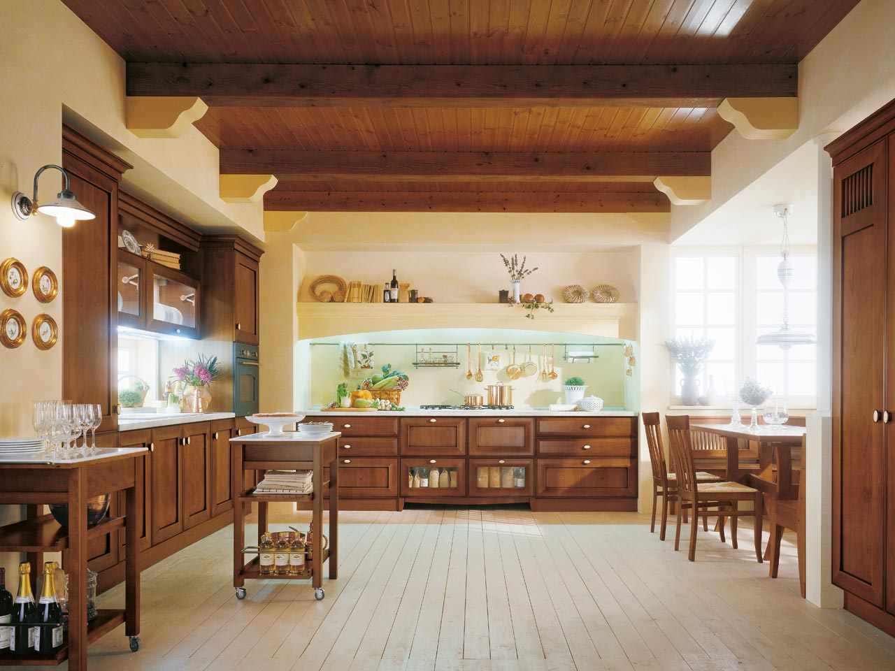 geräumige Küche landhausstil holzmöbel deckengestaltung-sichtbare-balken