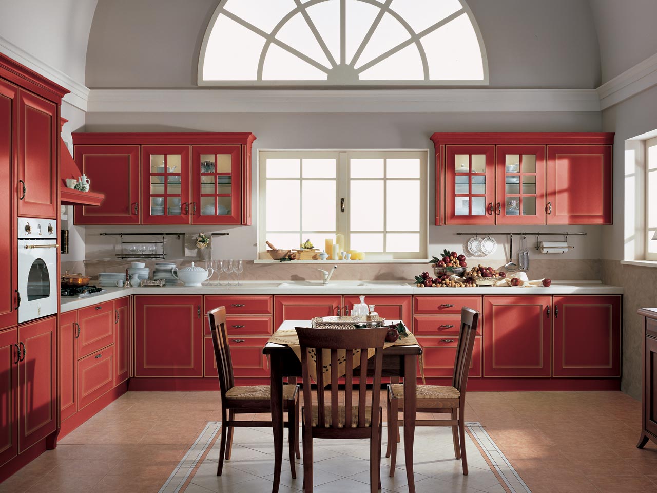geräumige küche-rote schränke ausstattung modern rundbogenfenster