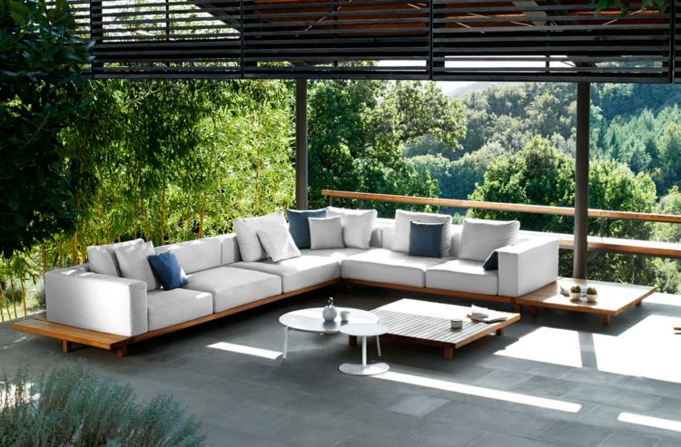 gestaltung der terrasse lounge-pergola-weiss-sofa-blau-kissen