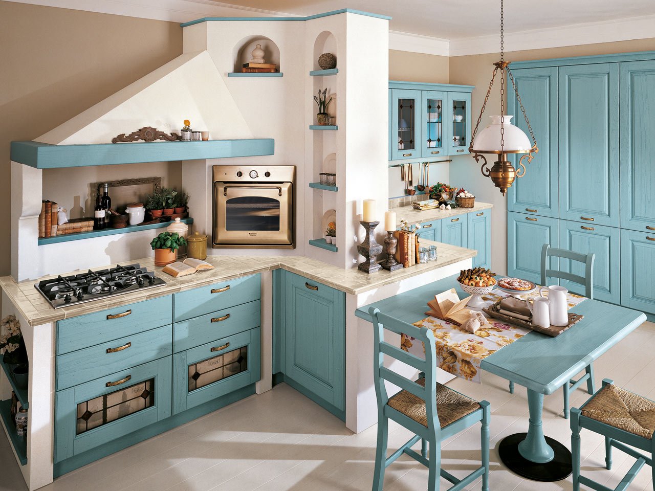 große küche-im landhausstil einrichtungsideen-blaue schranksystem arbeits theken metall-pendelleuchte