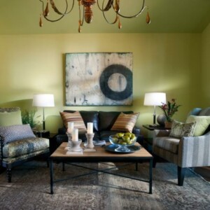 grüne Wand Wohnzimmer Möbel königlicher Stil Sessel restauriert