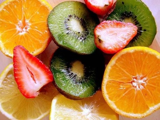 gute gesundheit obst erdbeere orange kiwi vielfalt